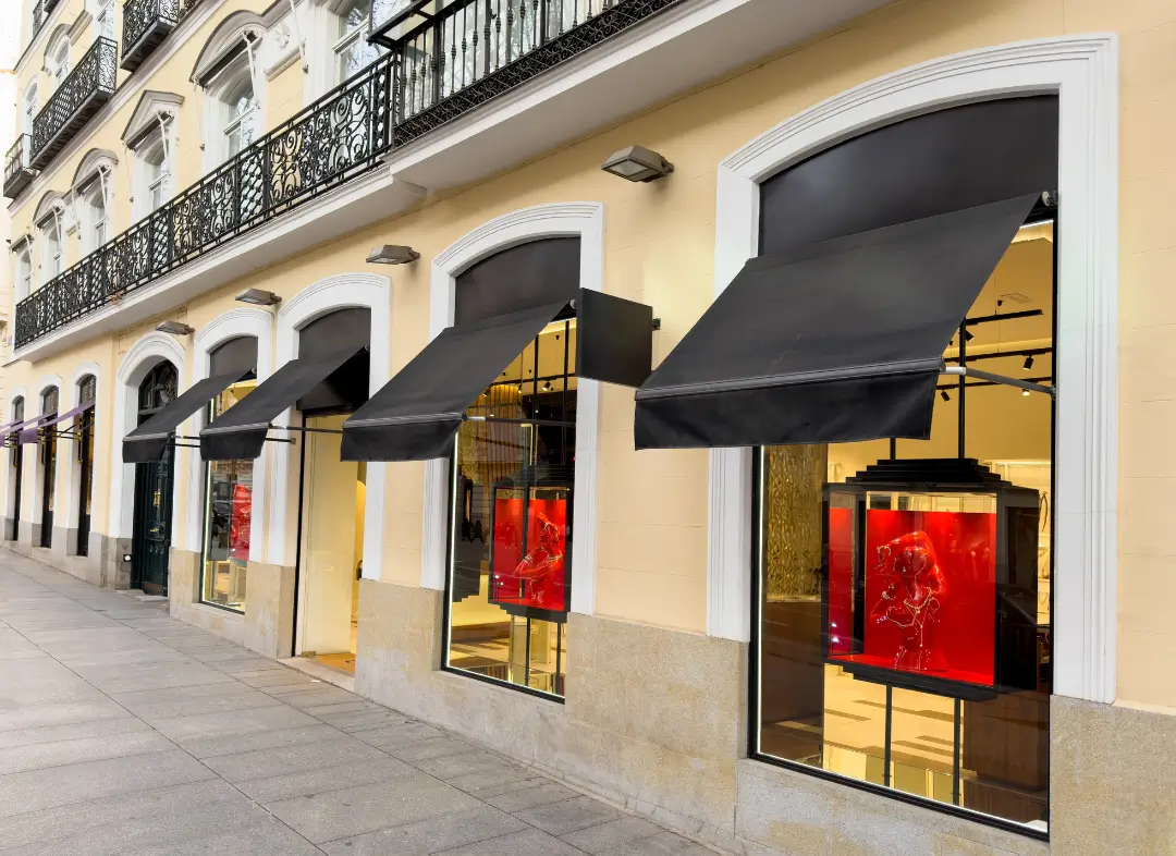 Façade vitrine de magasin en aluminium sur mesure à Caluire-et-Cuire